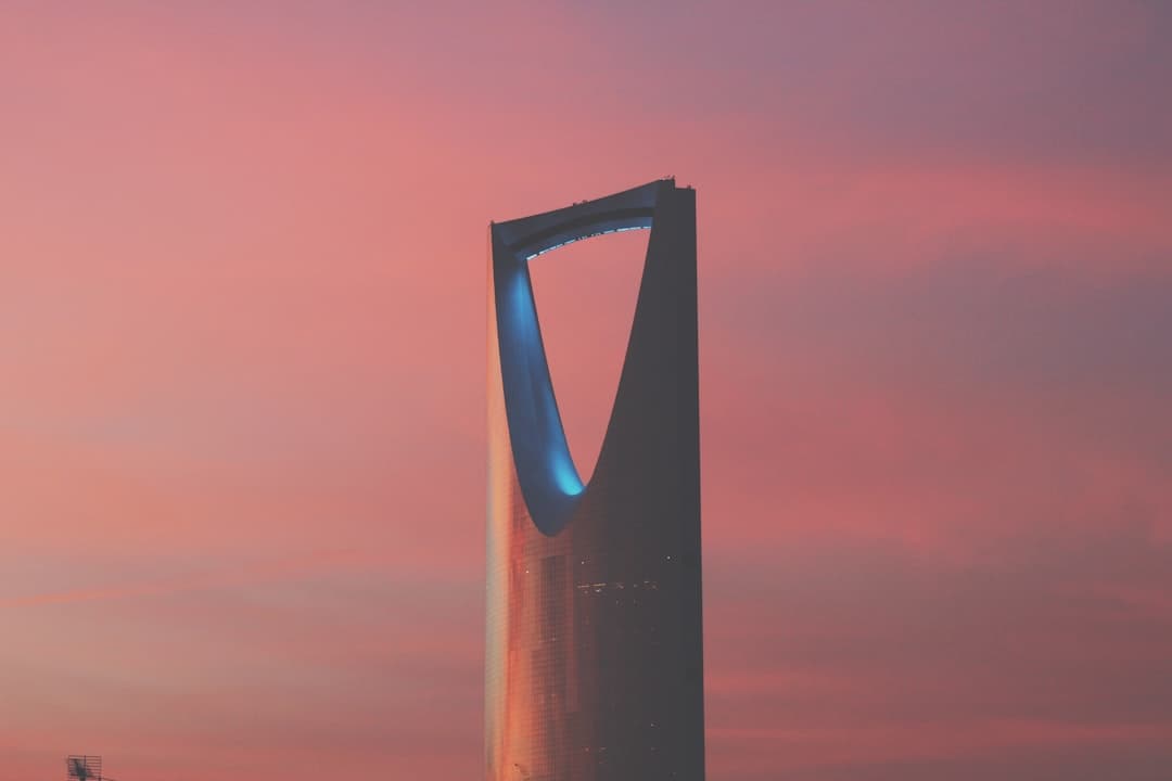 دور الشركة السعودية لإعادة التمويل العقاري (SRC) في استقرار سوق الرهن العقاري السعودي وتأثيرها على السيولة
